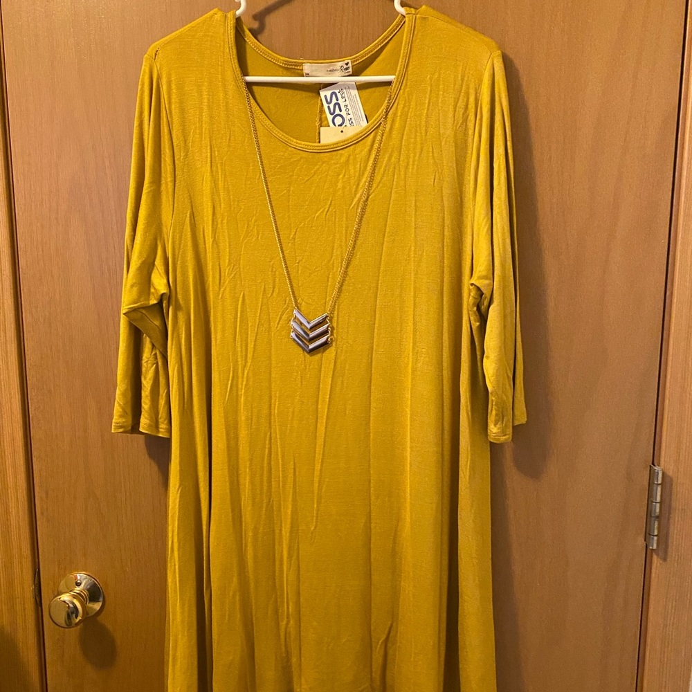 Gold casual dress, with neck piece